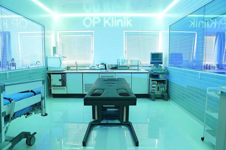 OP Klinik Raum im BDSM Hotel München mit moderner Ausstattung und medizinischer Atmosphäre.