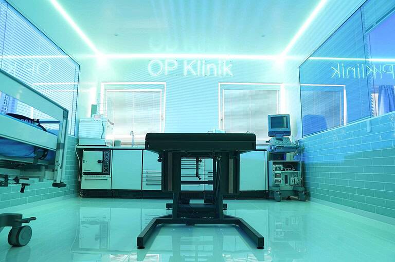 Helle BDSM Klinik in München mit moderner medizinischer Ausstattung und abgetrennten Bereichen.