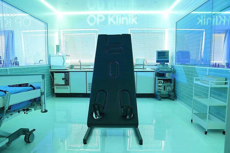 Behandlungsraum im BDSM Hotel München mit Klinik-Design, modernes Ambiente, vertrauliche Atmosphäre.