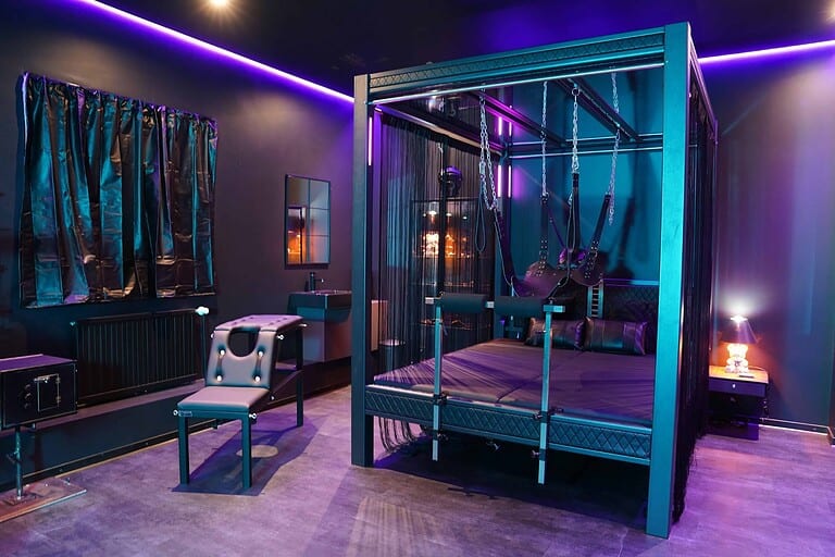 Hochwertiges BDSM Hotelzimmer in München mit Fesselbett und BDSM Ausstattung.