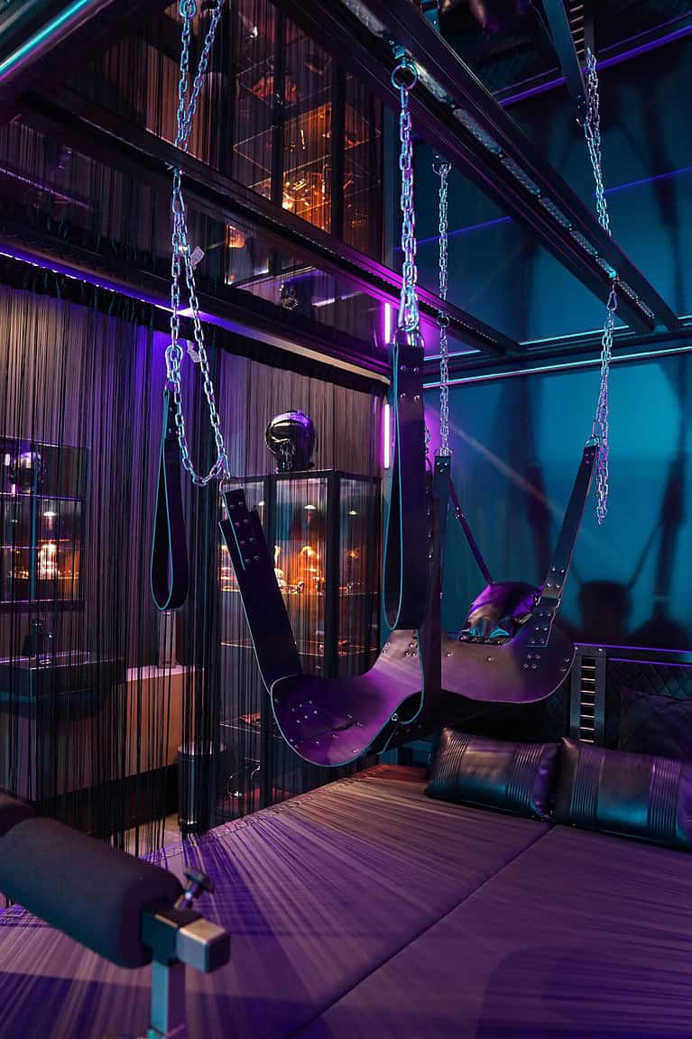 Hochwertige Bondage-Ausrüstung und Schaukeln im stilvollen BDSM Hotel München.