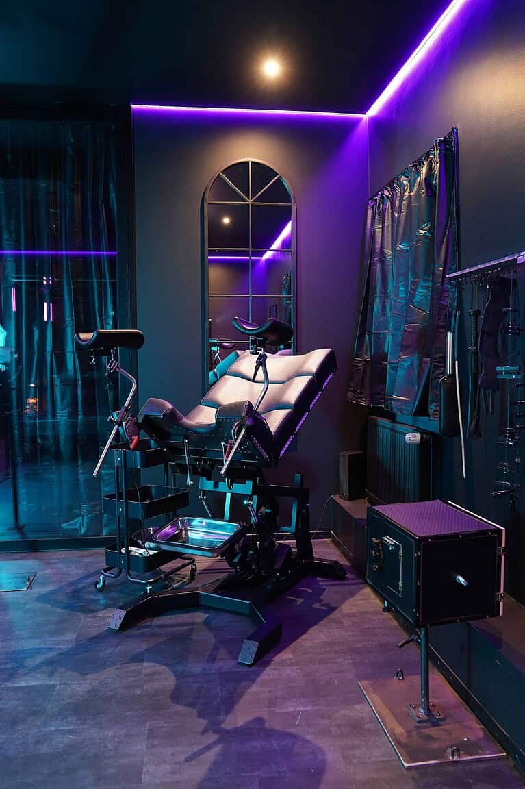 BDSM Erlebnisraum mit modernem Equipment im Studio 60 in München, ideal für intensive Dominanz und Unterwerfung.