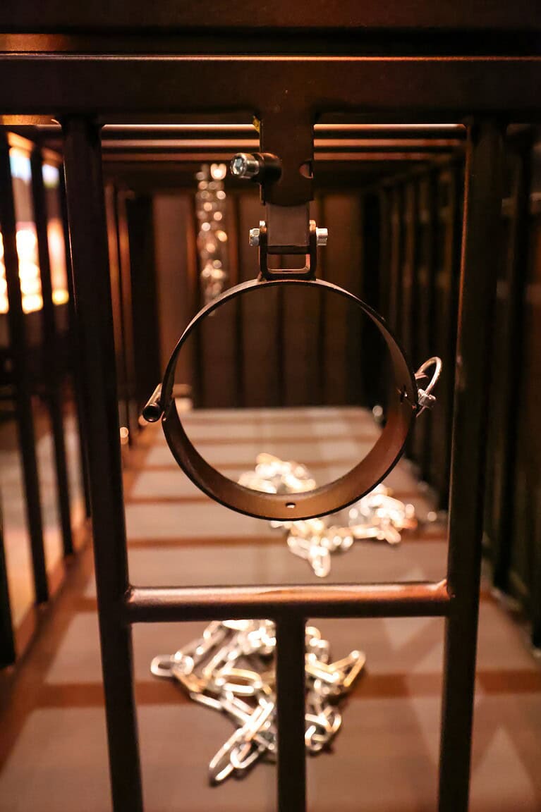 Nahaufnahme eines Handschellen- und Kettenbereichs im Studio 60 BDSM Hotel München, perfekt für BDSM-Sessions und Fetisch-Experiences.