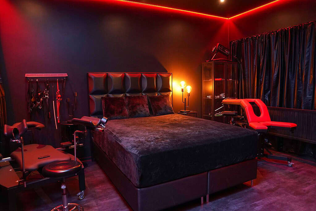 Hochwertiges BDSM Studiomöbel in München, luxuriöses Ambiente, diskret, privaten Atmosphäre.