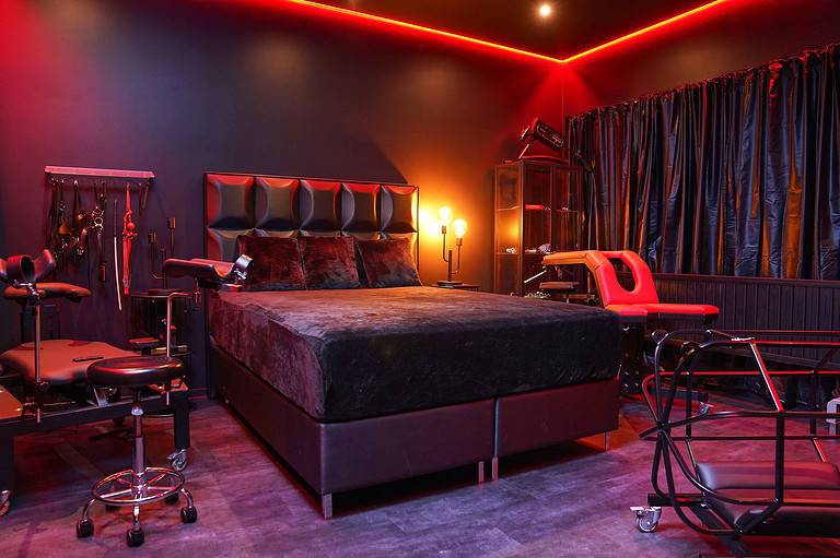 Hochwertiges BDSM Zimmer in München mit stilvollem Ambiente, ideal für BDSM Fans und Dominanzpraktiken.