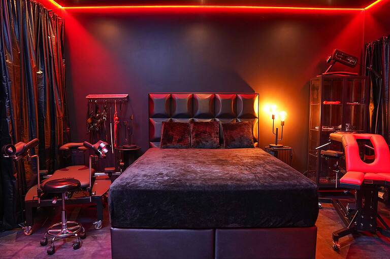 BDSM Studio München mit stilvoller, dunkler Atmosphäre und Spezialeinrichtungen.