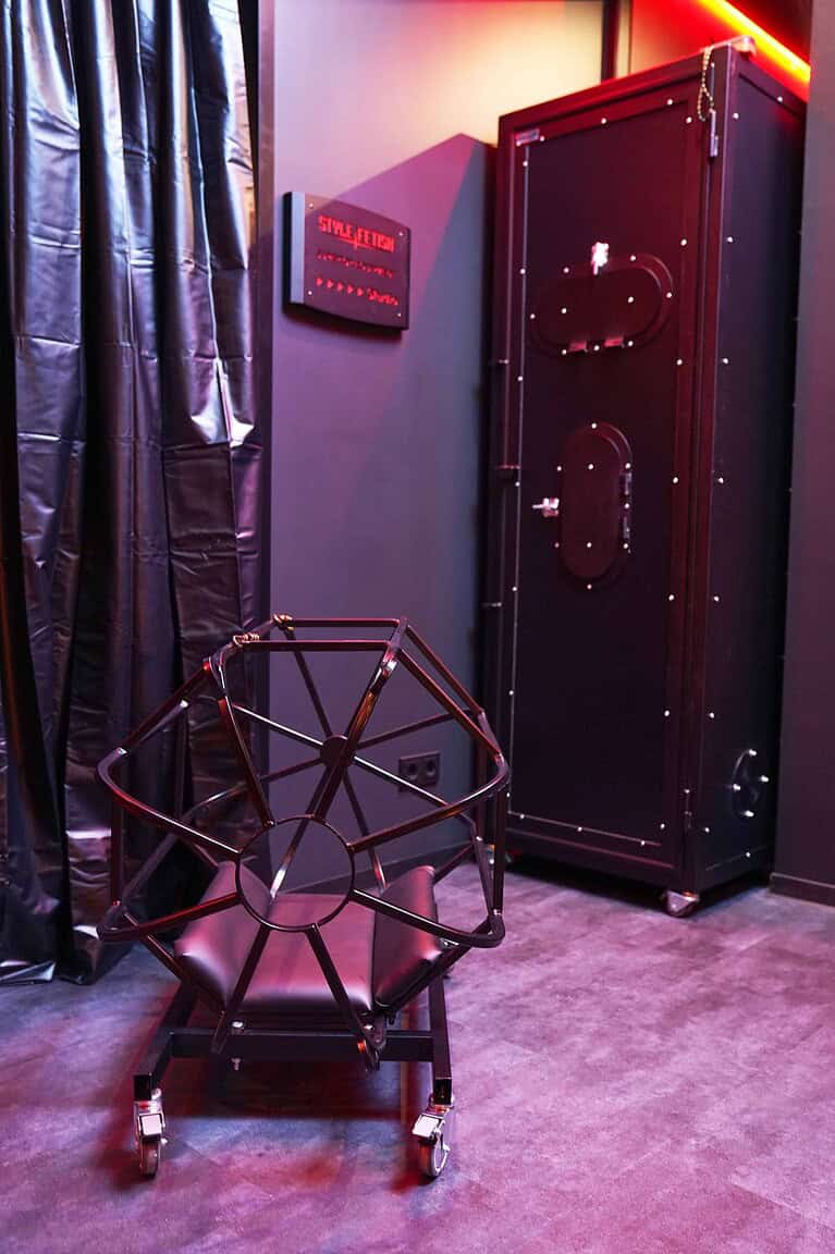 Innenraum mit BDSM-Ausrüstung, Charm und modernem Design, für private und professionelle Nutzung.