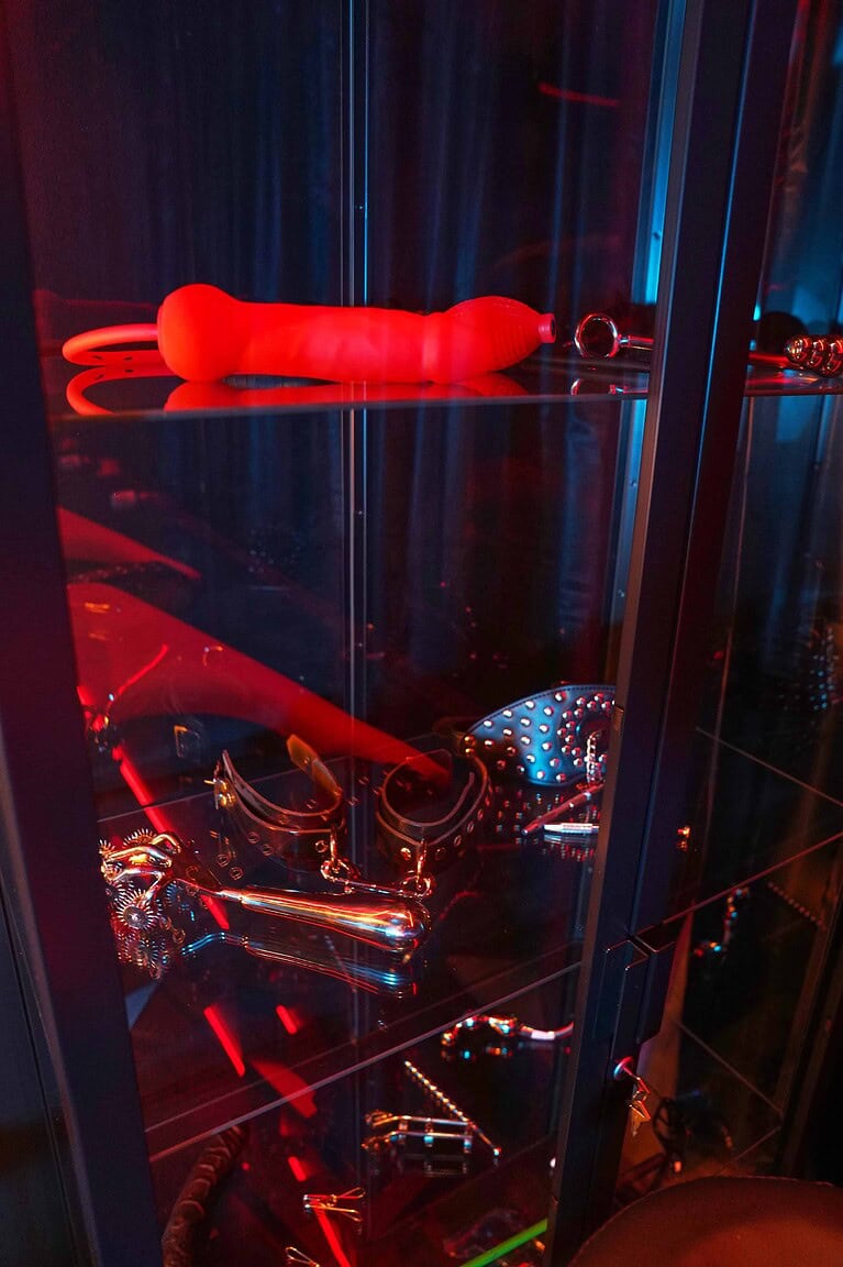 Hochwertiges BDSM Zubehör mit einschlägigem Charme, ideal für intensive BDSM-Experimente in München.
