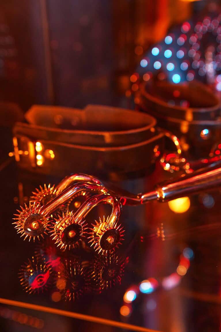 Hochwertige BDSM-Requisiten im Studio München, ideal für sinnliche Spiele und kreative Fantasien.