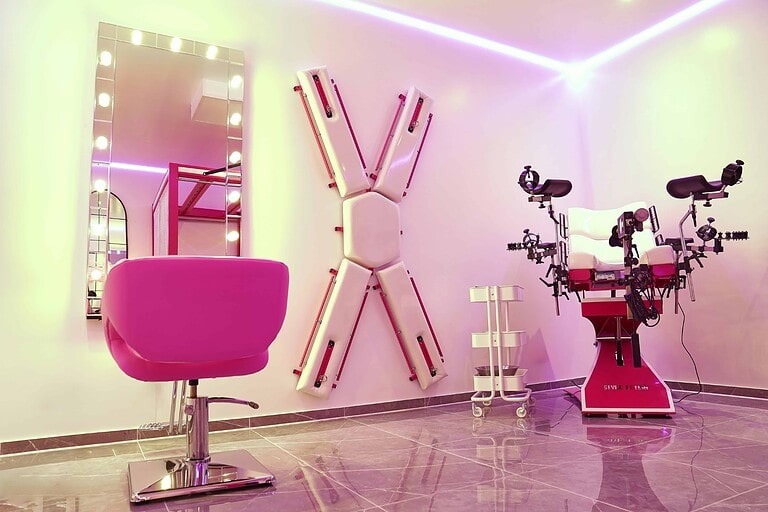 Farbige, stilvolle BDSM-Innenausstattung im Studio 60 in München, ideal für erotische Fotografie und professionelle BDSM-Shootings.