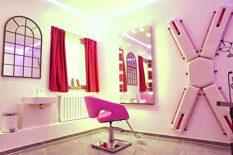 Moderne BDSM Studio München mit stilvoller Einrichtung und exklusiven Ausstattung. Ideal für intensive Fantasie und sinnliche Erfahrung.