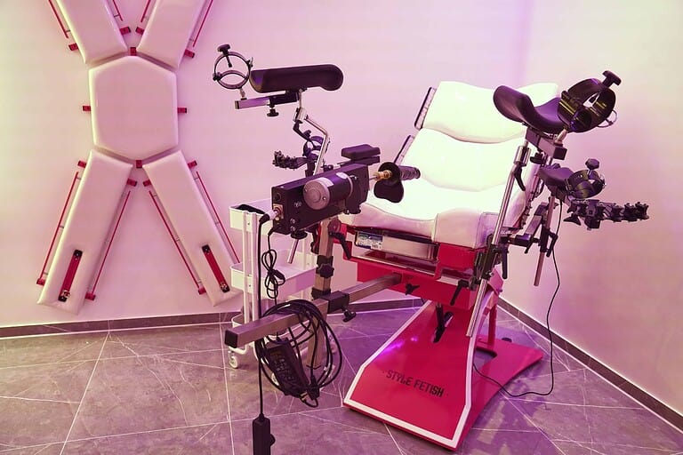 Hochwertiges BDSM-Reitabonnement im Studio 60 München, inklusive Fessel- und Bondage-Ausrüstung für intensive Spielsessions.