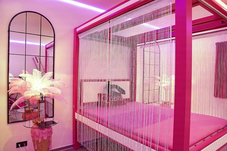 Elegantes BDSM Hotel München mit exklusivem Schlafzimmer und stilvollem Dekor.