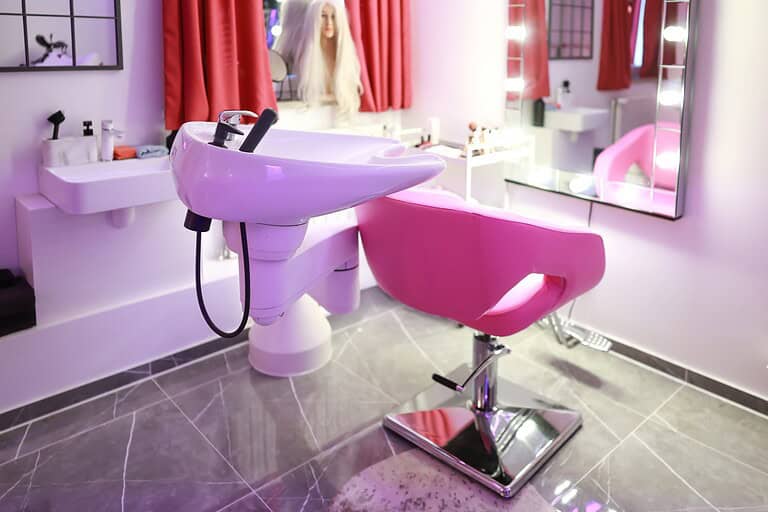 Bunte Schmink- und Beautyecke in einem privaten BDSM Hotel in München.