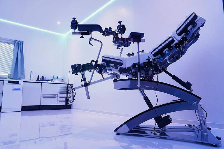 Hochmoderne medizinische Trainingsliege in Studio 60 BDSM Hotel München.