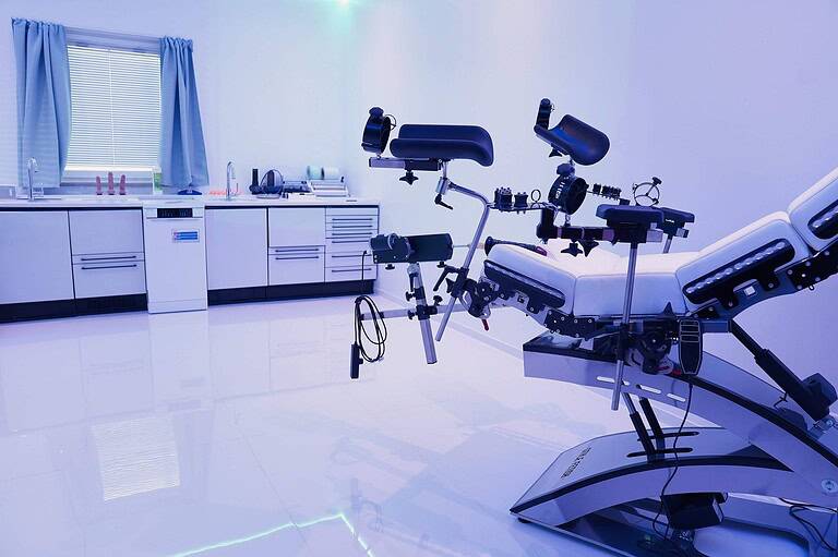 Hochwertiges BDSM Studio in München mit professionellem Equipment. Perfekt für spannende Sessions und Fotoproduktionen.