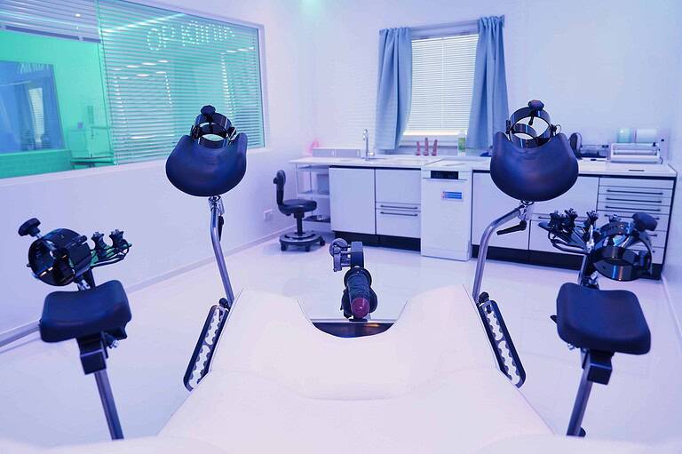 Hochwertige BDSM-Ausrüstung im Studio 60 in München für intensive und sichere Erfahrungen.