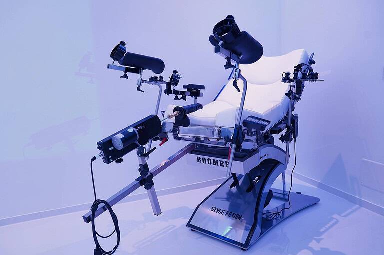 Horror BDSM-Stuhl für BDSM- und Fetischliebhaber im Studio 60 München. Exklusive Ausstattung für private Fantasien.