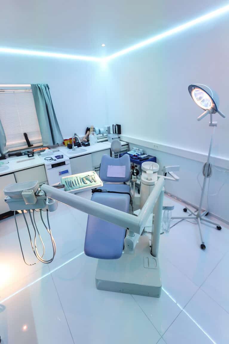 Modernes BDSM-Studio in München mit professioneller Ausrüstung.