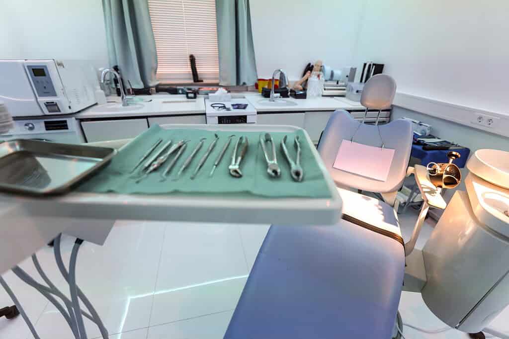 Hygienischer OP-Tisch im BDSM Hotel München mit medizinischem Equipment.