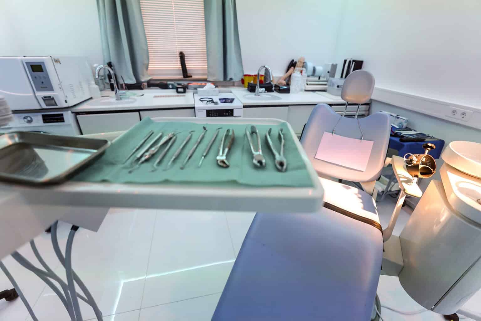 Hygienischer OP-Tisch im BDSM Hotel München mit medizinischem Equipment.