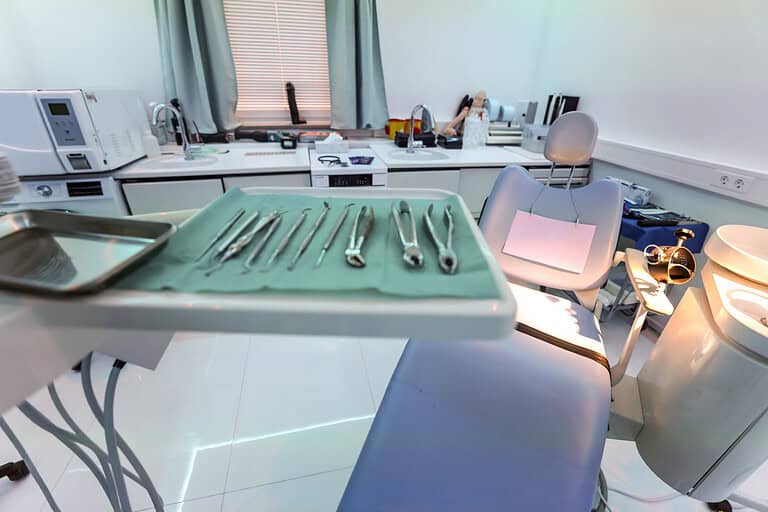 Hygienischer OP-Tisch im BDSM Hotel München mit medizinischem Equipment.